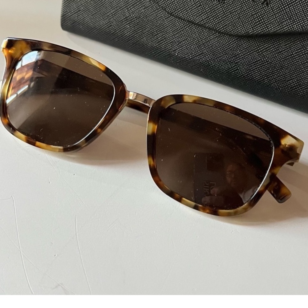 Saint Laurent tortoise shell sunglasses - Picture 2 of 7